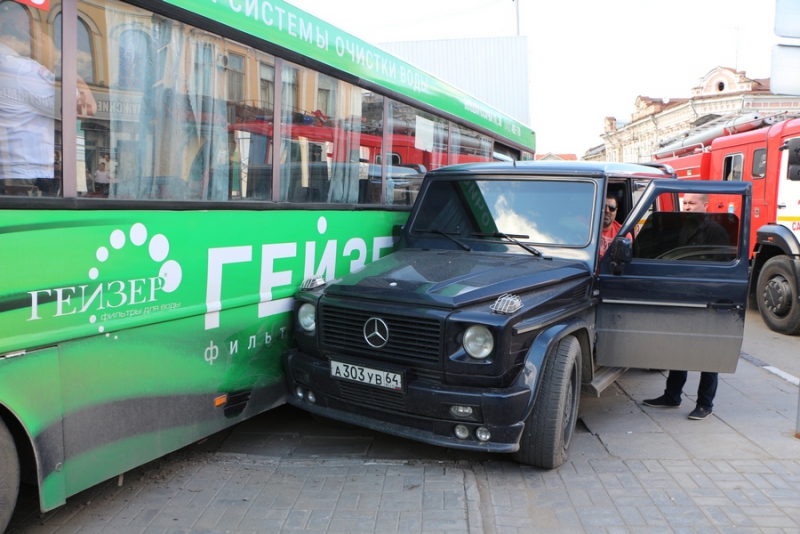 На Московской автобус врезался в дом. Есть пострадавшие