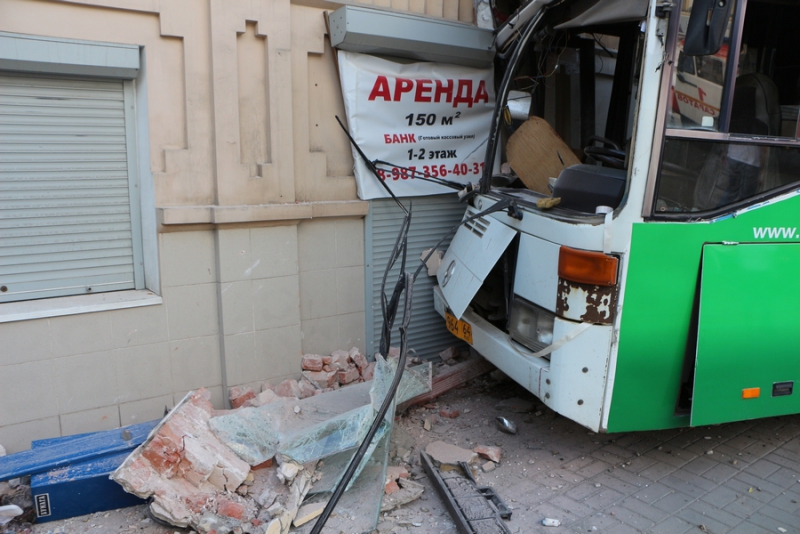 На Московской автобус врезался в дом. Есть пострадавшие