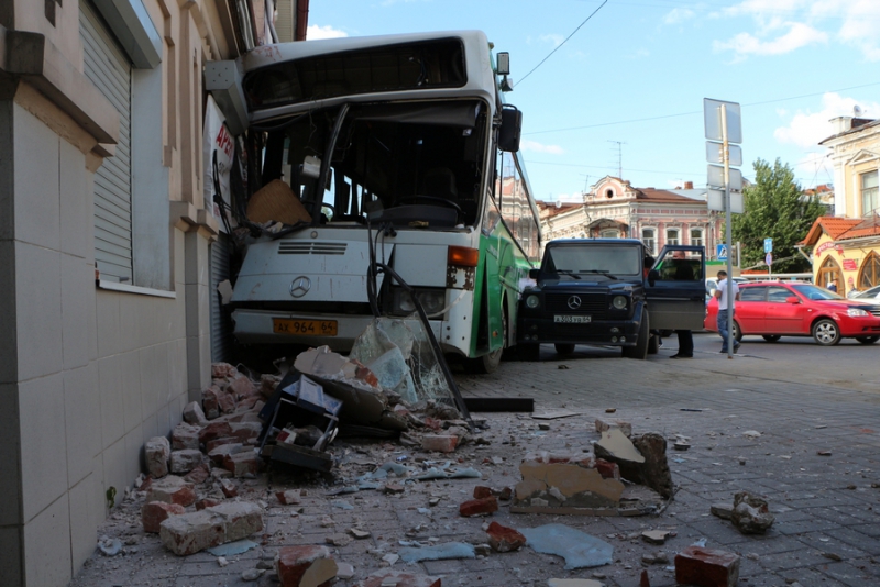 На Московской автобус врезался в дом. Есть пострадавшие