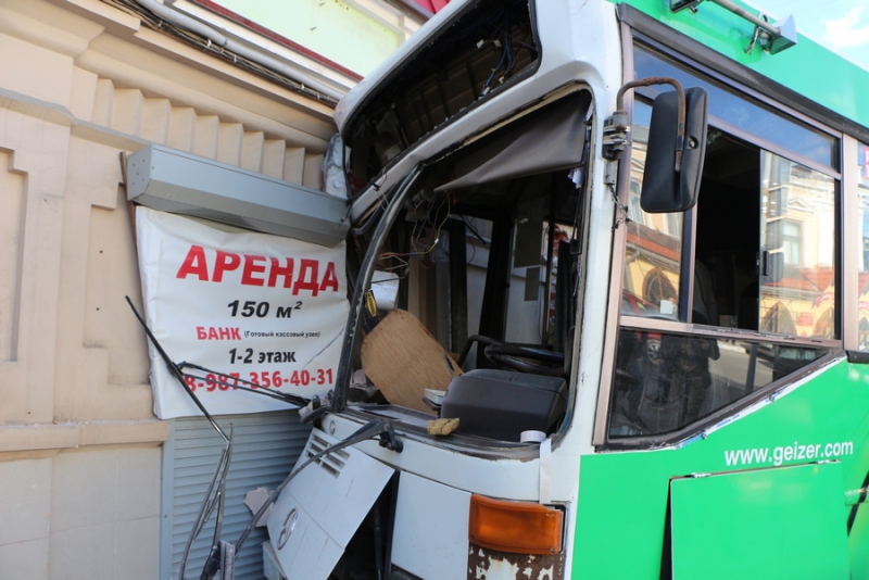 На Московской автобус врезался в дом. Есть пострадавшие