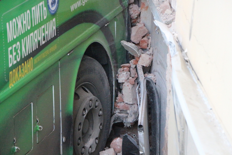 На Московской автобус врезался в дом. Есть пострадавшие