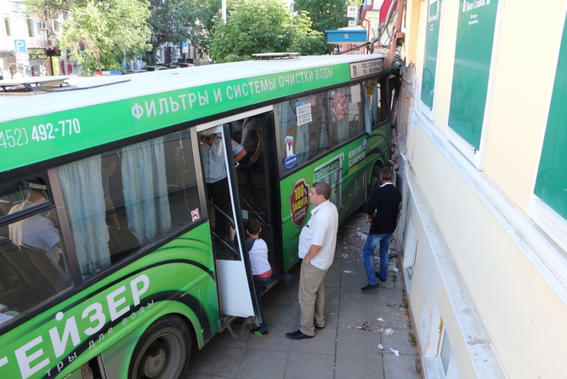 На Московской автобус врезался в дом. Есть пострадавшие