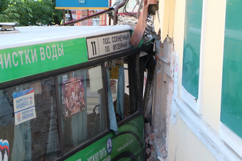 На Московской автобус врезался в дом. Есть пострадавшие