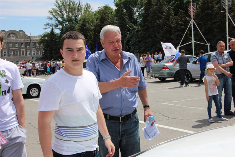 В Саратове из автомобилей сложили признание в любви к России