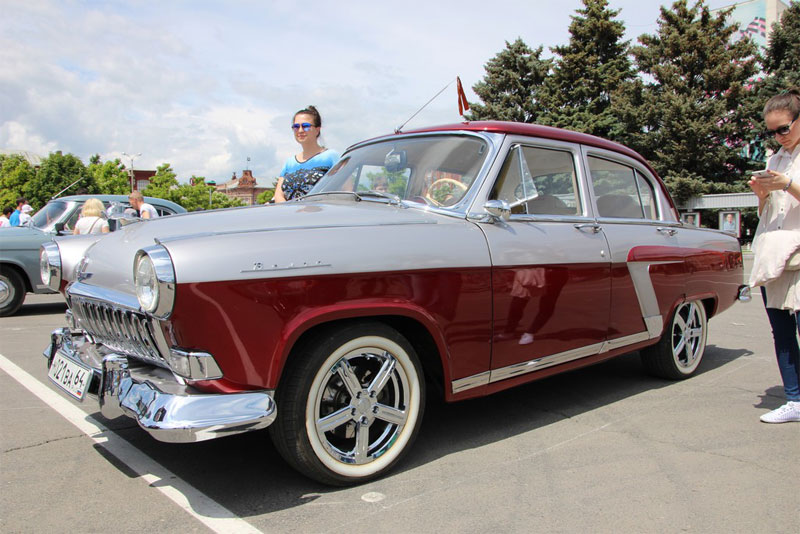 В Саратове из автомобилей сложили признание в любви к России