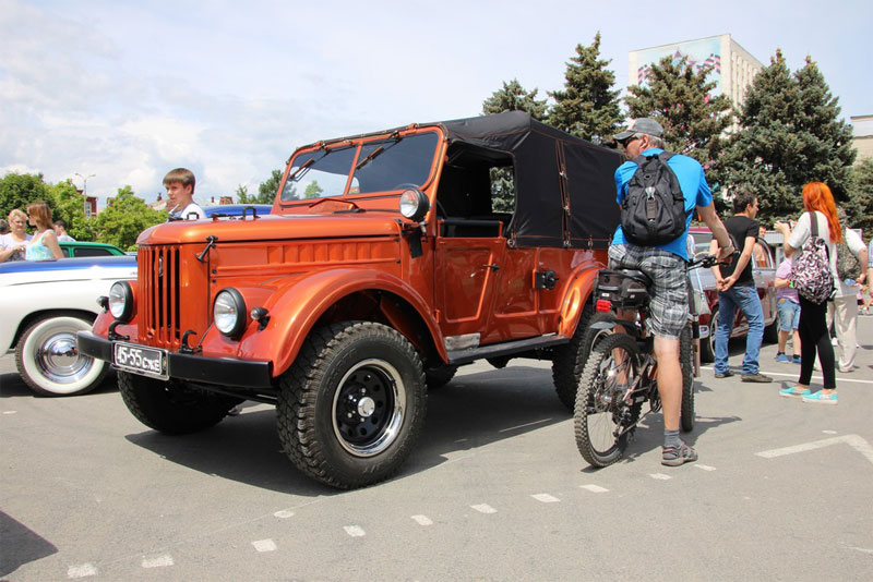 В Саратове из автомобилей сложили признание в любви к России