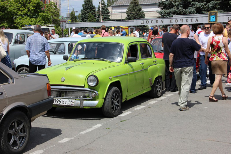 В Саратове из автомобилей сложили признание в любви к России