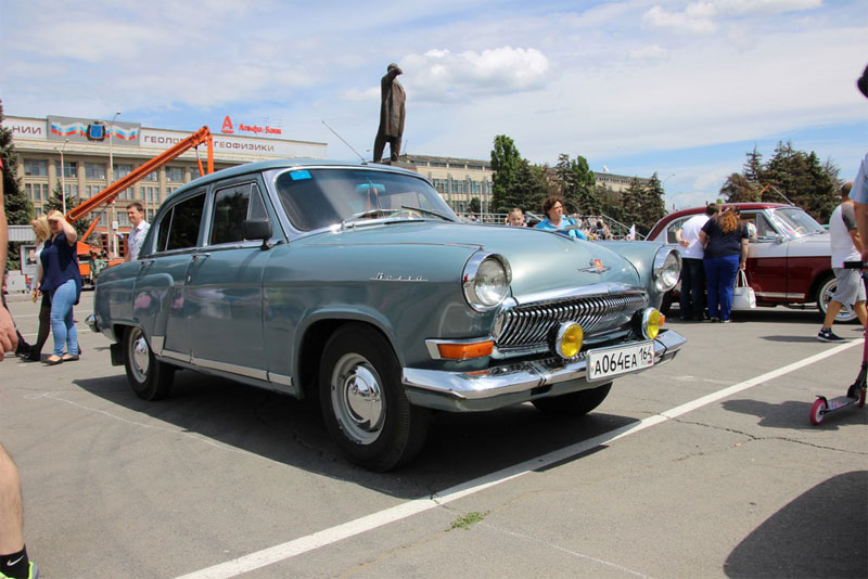 В Саратове из автомобилей сложили признание в любви к России