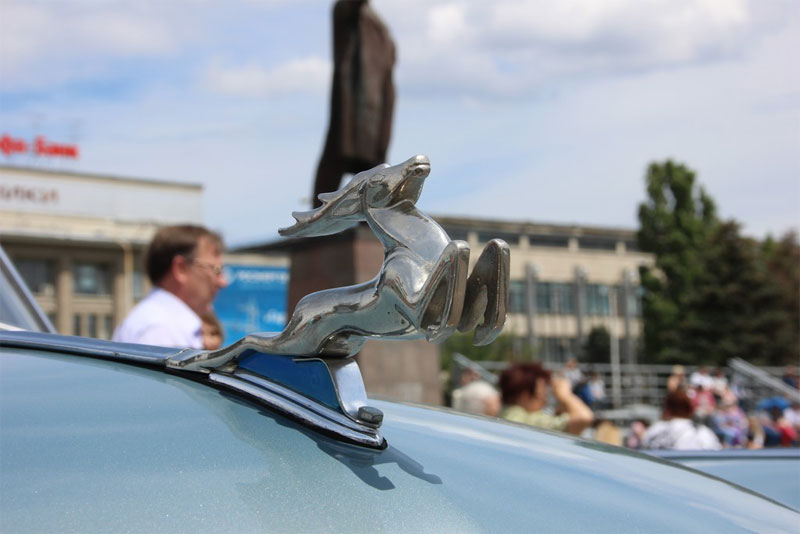 В Саратове из автомобилей сложили признание в любви к России