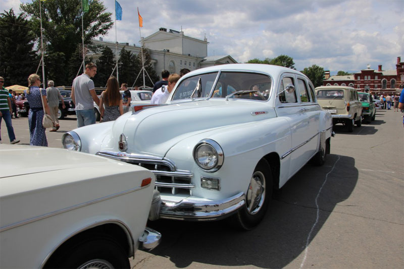 В Саратове из автомобилей сложили признание в любви к России