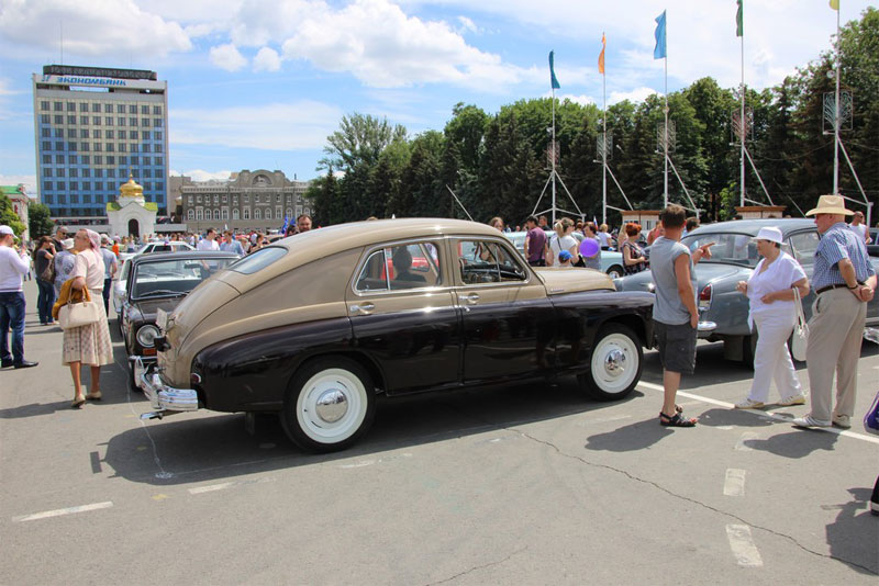 В Саратове из автомобилей сложили признание в любви к России