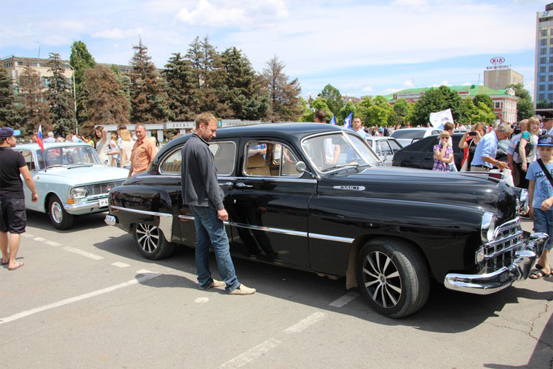 В Саратове из автомобилей сложили признание в любви к России