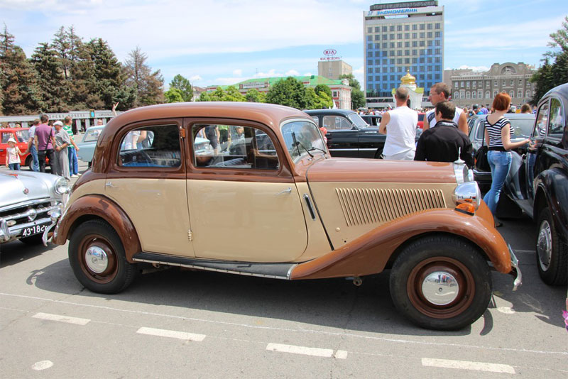 В Саратове из автомобилей сложили признание в любви к России