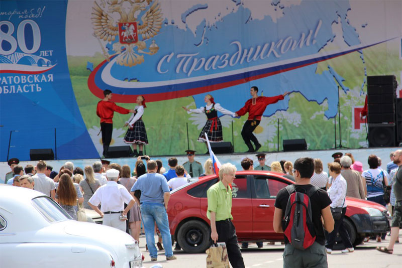 В Саратове из автомобилей сложили признание в любви к России