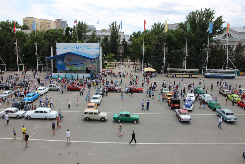 В Саратове из автомобилей сложили признание в любви к России