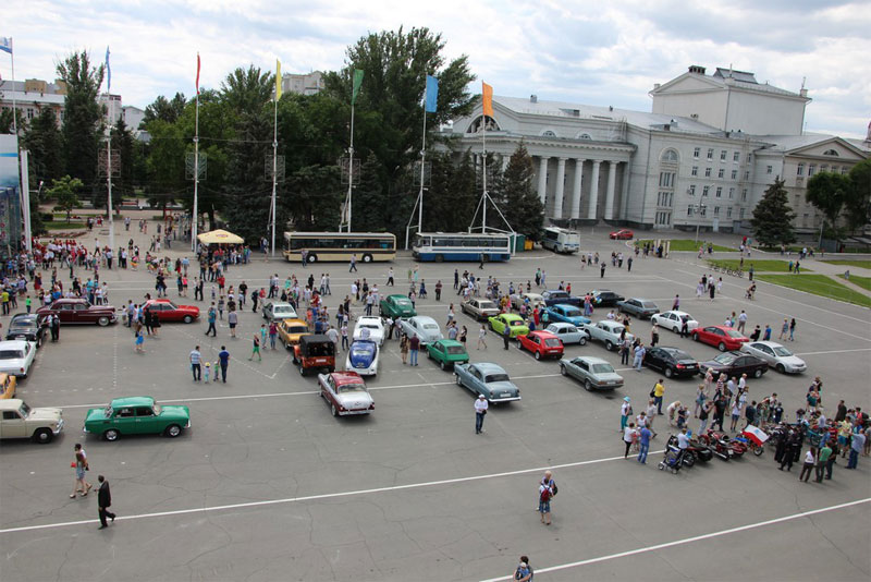 В Саратове из автомобилей сложили признание в любви к России