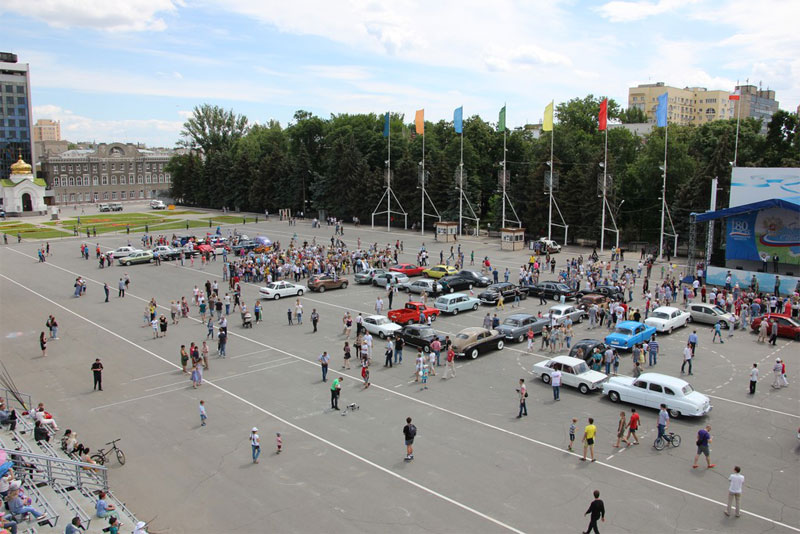 В Саратове из автомобилей сложили признание в любви к России