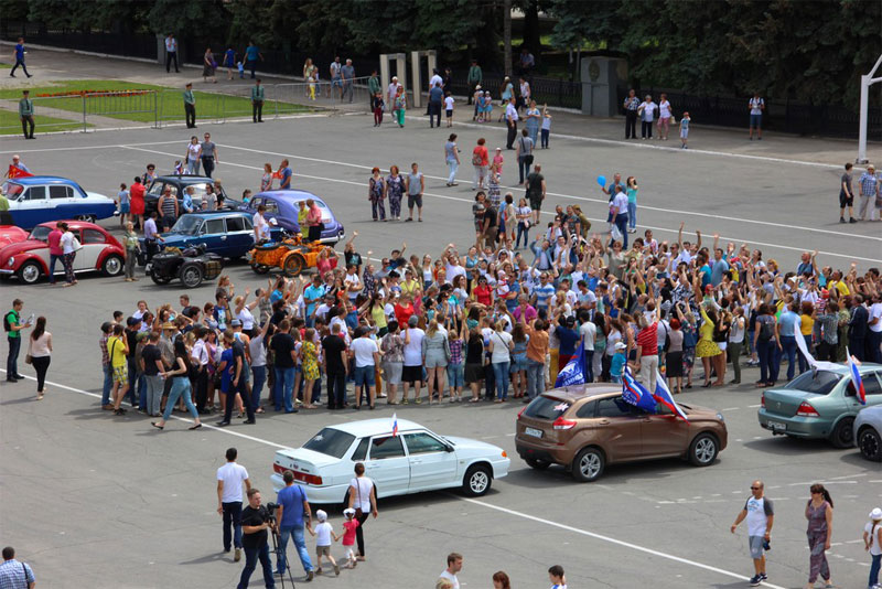 В Саратове из автомобилей сложили признание в любви к России