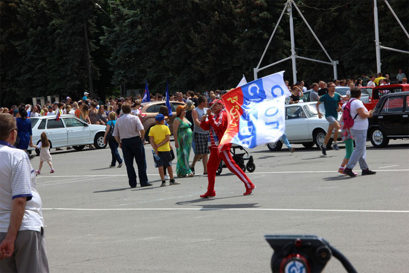 В Саратове из автомобилей сложили признание в любви к России