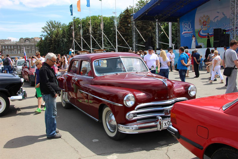 В Саратове из автомобилей сложили признание в любви к России