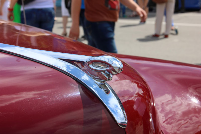 В Саратове из автомобилей сложили признание в любви к России