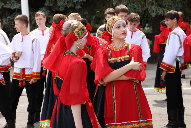 В Саратове из автомобилей сложили признание в любви к России