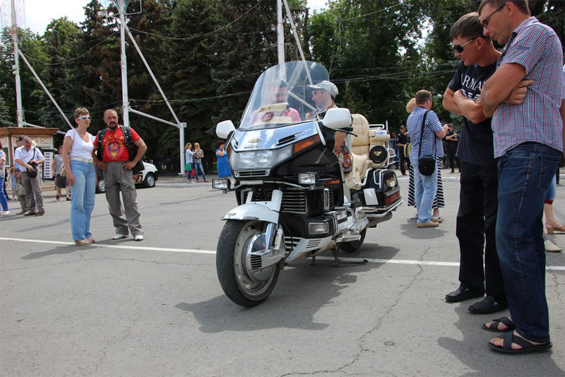 В Саратове из автомобилей сложили признание в любви к России