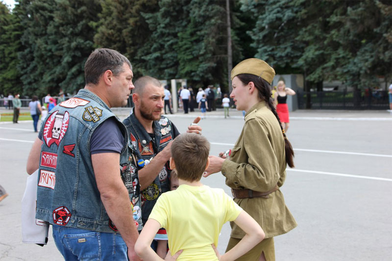 В Саратове из автомобилей сложили признание в любви к России