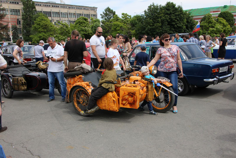 В Саратове из автомобилей сложили признание в любви к России