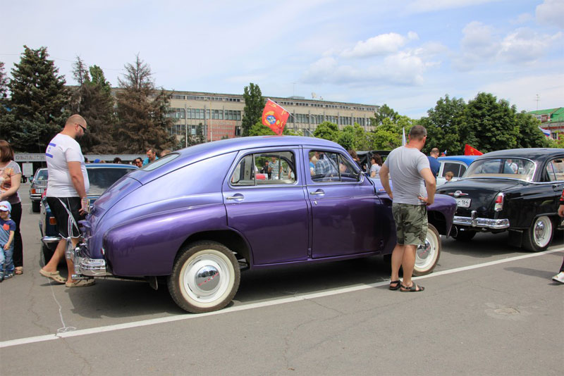 В Саратове из автомобилей сложили признание в любви к России