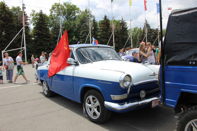 В Саратове из автомобилей сложили признание в любви к России