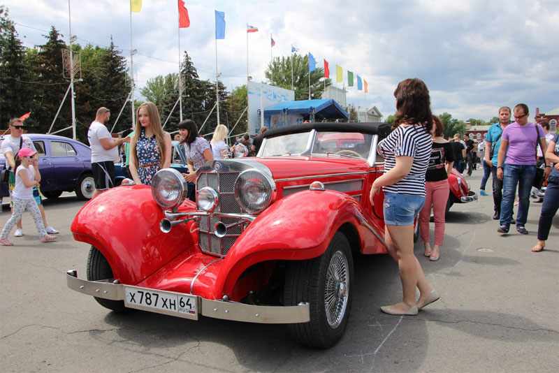 В Саратове из автомобилей сложили признание в любви к России