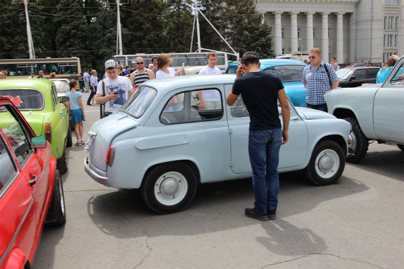 В Саратове из автомобилей сложили признание в любви к России