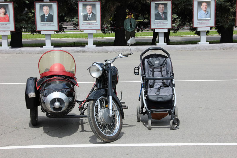 В Саратове из автомобилей сложили признание в любви к России