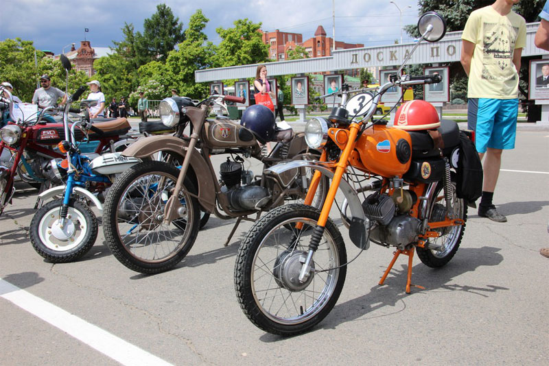 В Саратове из автомобилей сложили признание в любви к России