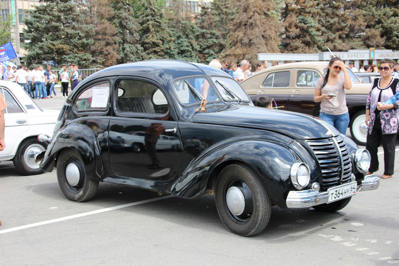 В Саратове из автомобилей сложили признание в любви к России