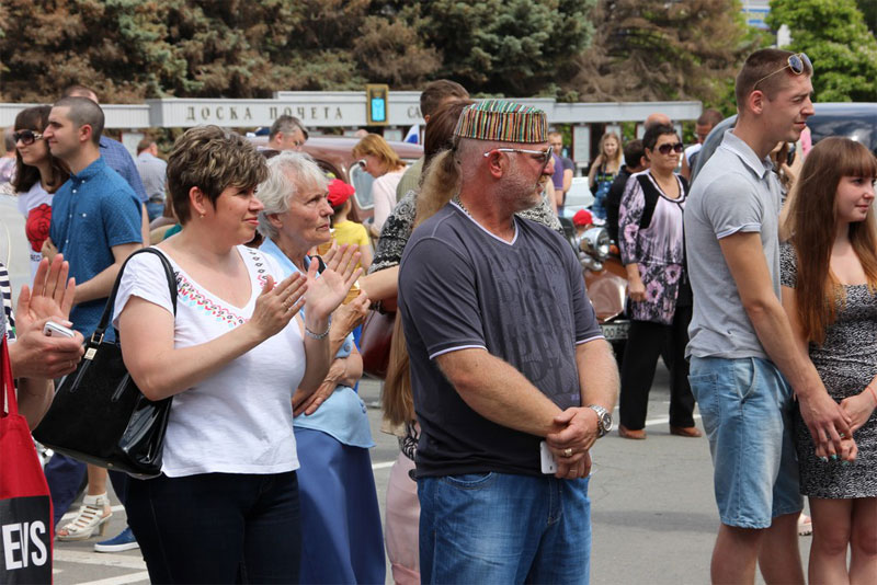 В Саратове из автомобилей сложили признание в любви к России