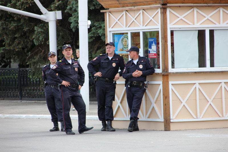 В Саратове из автомобилей сложили признание в любви к России