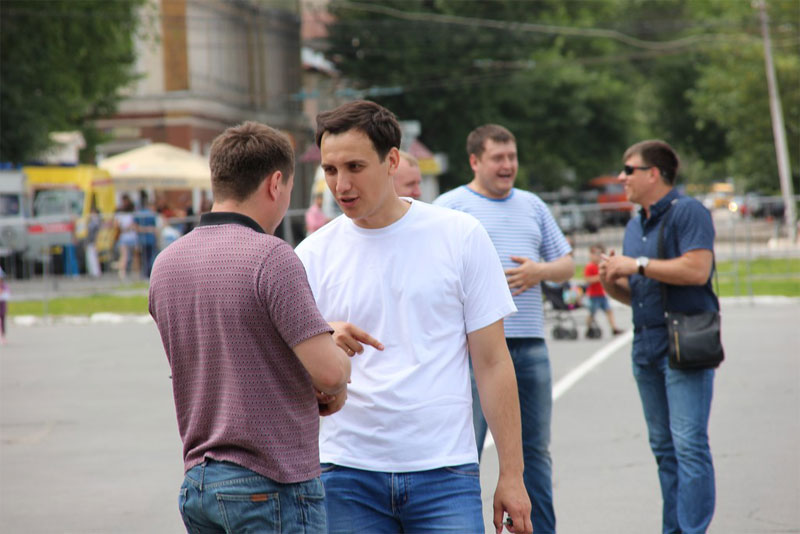 В Саратове из автомобилей сложили признание в любви к России