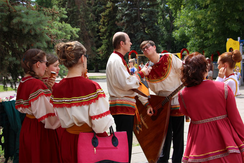 В Саратове из автомобилей сложили признание в любви к России