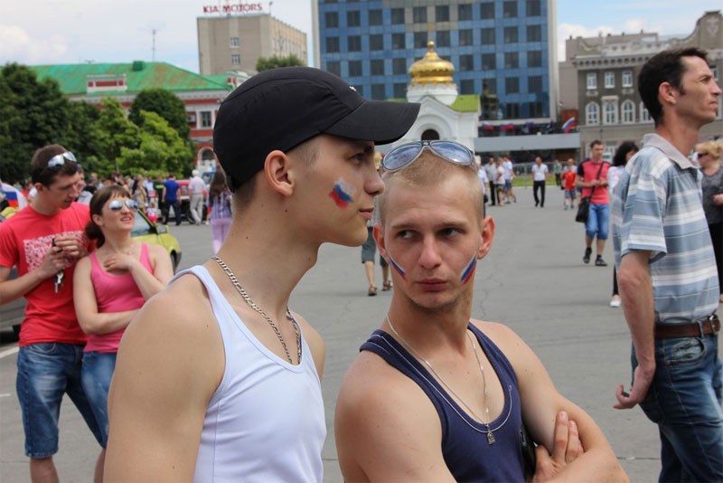 В Саратове из автомобилей сложили признание в любви к России