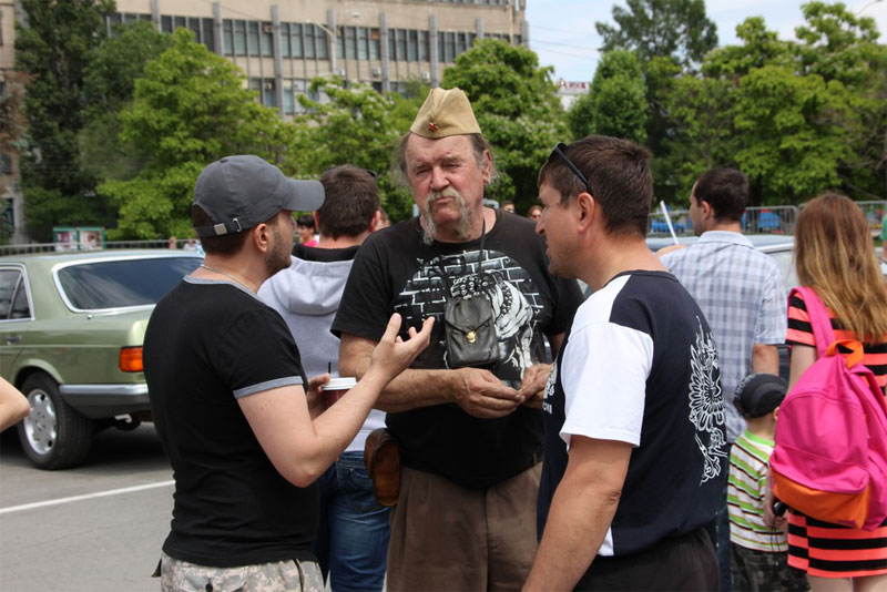 В Саратове из автомобилей сложили признание в любви к России