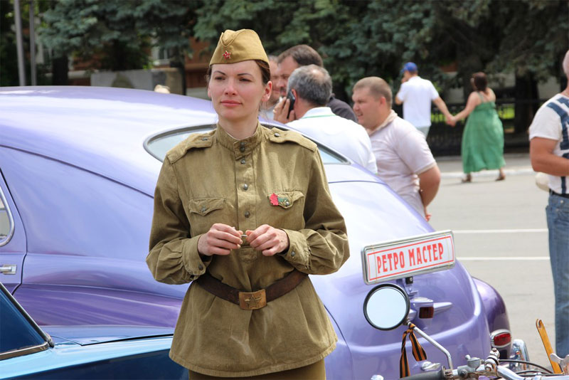 В Саратове из автомобилей сложили признание в любви к России