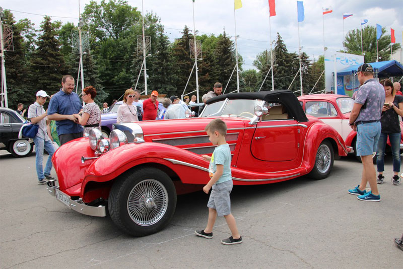 В Саратове из автомобилей сложили признание в любви к России