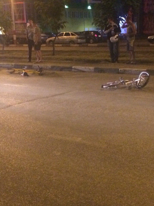 Автомобиль сбил двух велосипедистов. Девочка погибла