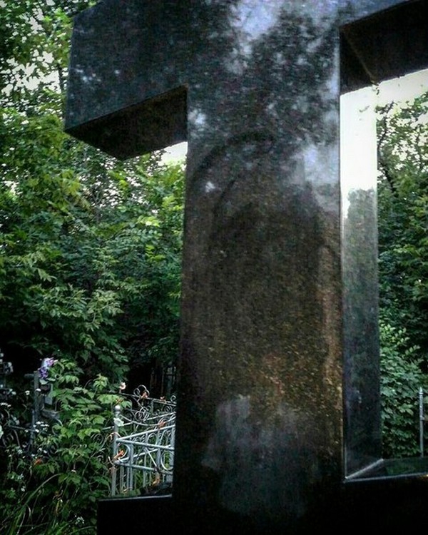 Чудо: На Воскресенском кладбище Саратова мироточит крест епископа Вениамина