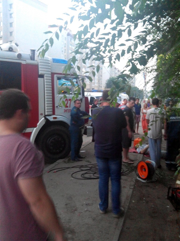 «ВАЗ» снес столб и дерево. Погибли два человека