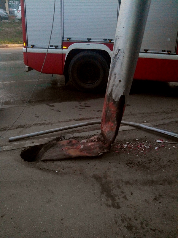 «ВАЗ» снес столб и дерево. Погибли два человека