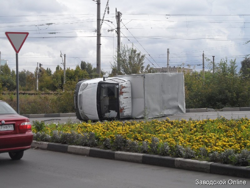 В Заводском районе «ГАЗель» перевернулась после ДТП
