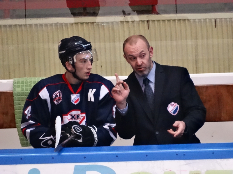 Главный тренер «Кристалл-Юниора» ездит к семье в Китай